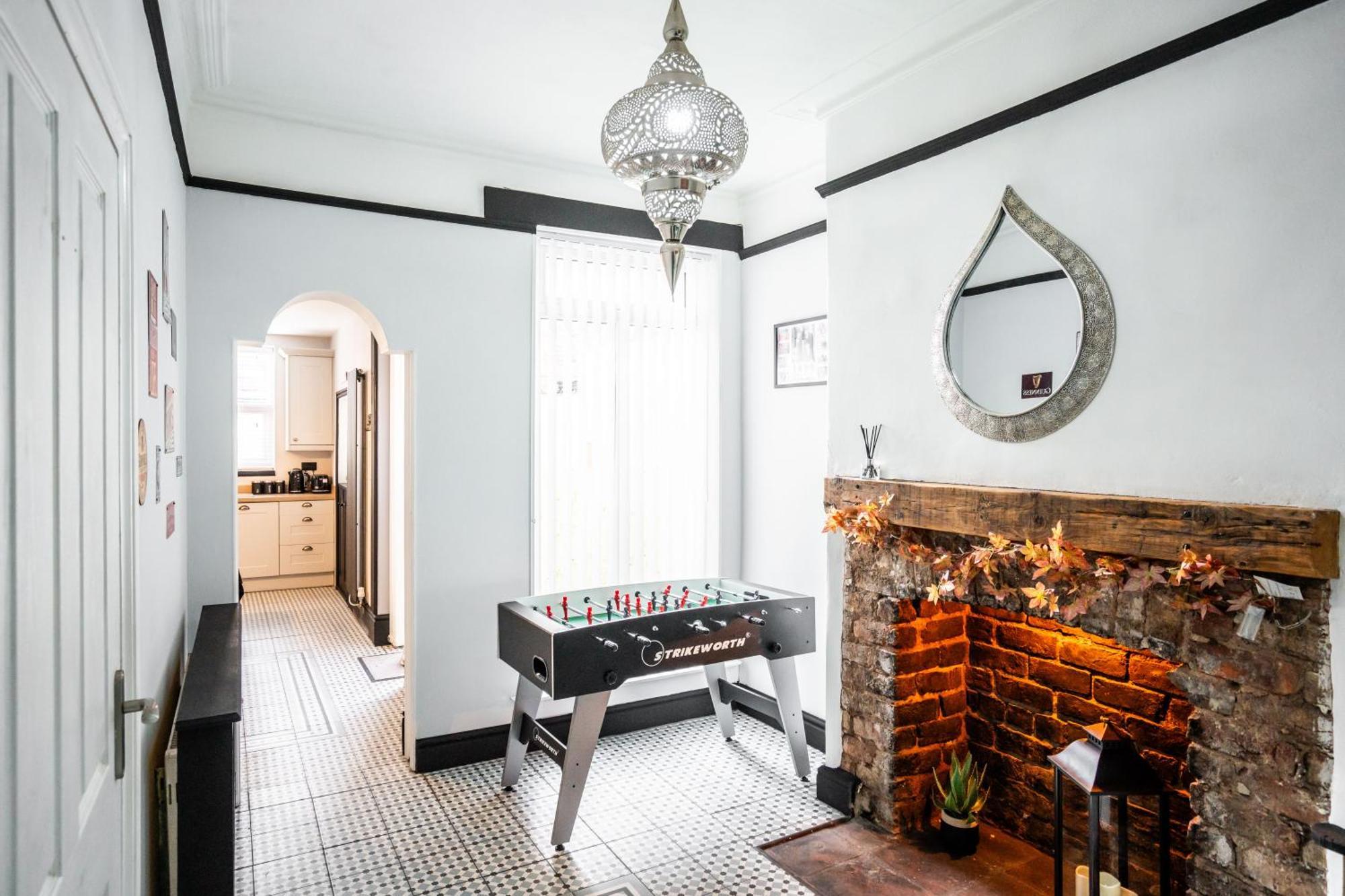 Swiss Haven - Spacious 3 Bedroom House リヴァプール エクステリア 写真