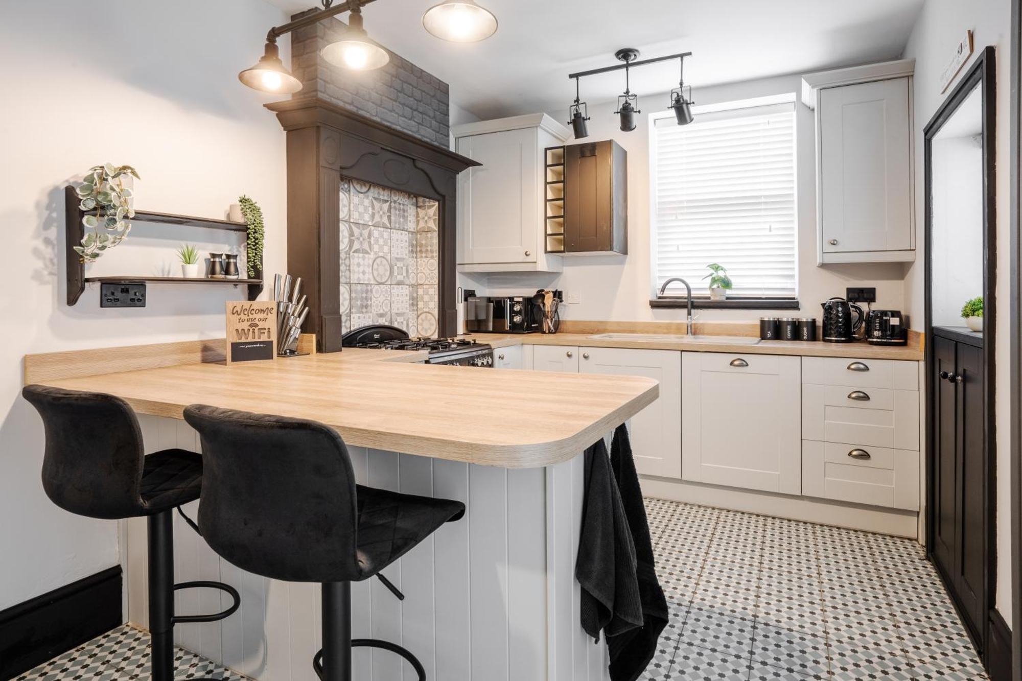 Swiss Haven - Spacious 3 Bedroom House リヴァプール エクステリア 写真