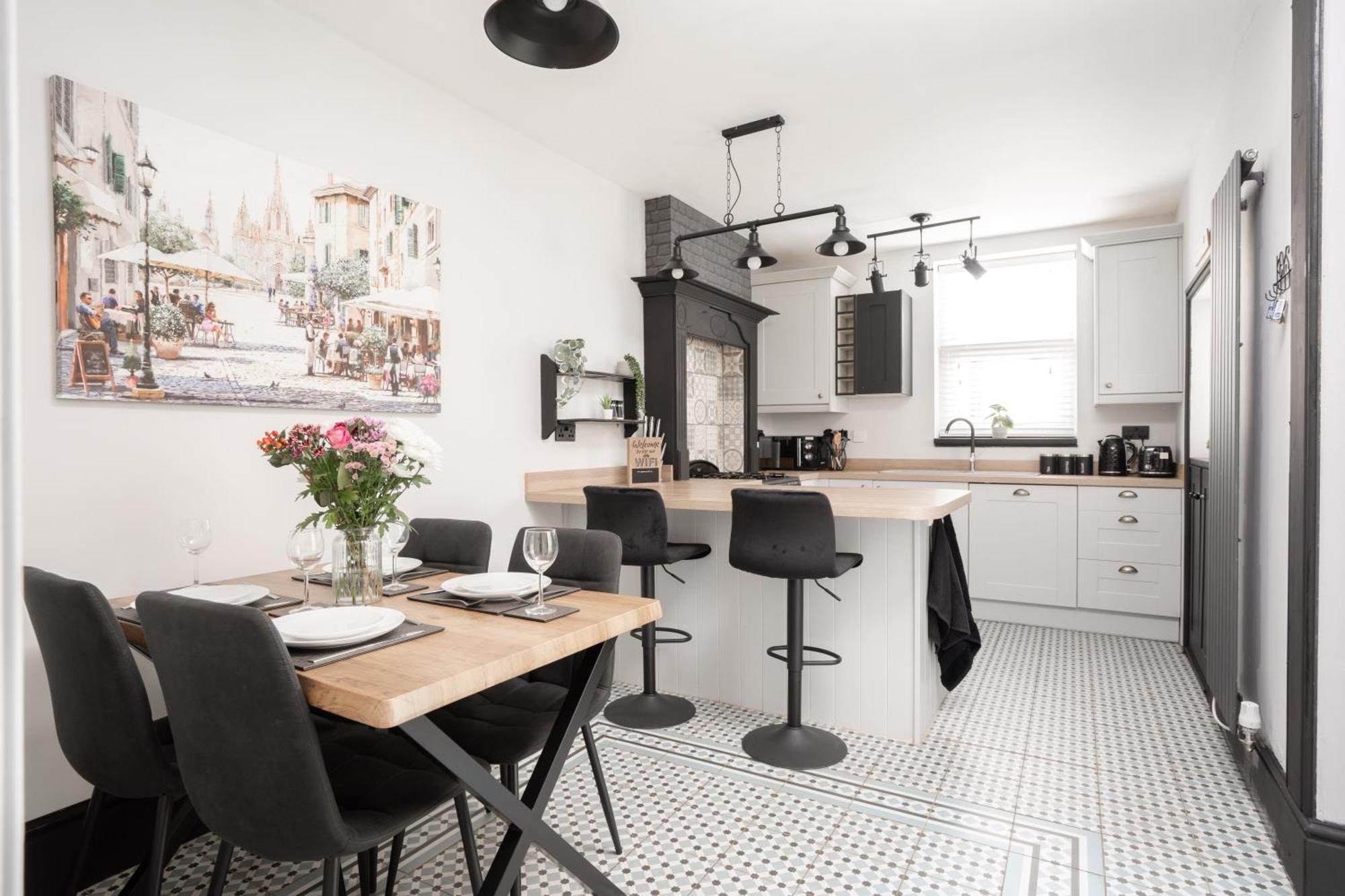 Swiss Haven - Spacious 3 Bedroom House リヴァプール エクステリア 写真